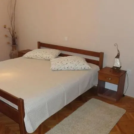 Apartmán In Palit With Terrace, Air Conditioning, Wi-fi